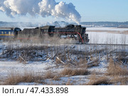 Вид на паровоз Л-2351  проходящего ретропоезда "Рускеальский экспресс"  солнечным февральским днем. Карелия. Редакционное фото, фотограф Виктор Карасев / Фотобанк Лори