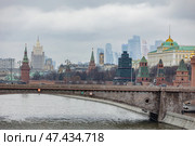 Россия. Москва. Вид на Большой Москворецкий мост и Кремль. Russia. Moscow. View of the Bolshoy Moskvoretsky Bridge and the Kremlin. Стоковое фото, фотограф Алексей Смышляев / Фотобанк Лори