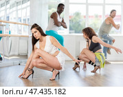 Female dancer practicing jazz-funk dance in studio with group. Стоковое фото, фотограф Яков Филимонов / Фотобанк Лори