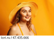 Happy woman in beach hat on yellow background, chubby plus size model portrait. Стоковое AI-изображение, AI-художник Станислав Тарко / Фотобанк Лори
