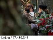 Люди в костюмах 19-го века во время фестиваля "Усадьбы Москвы" в парке Останкино в атмосфере предновогодней Москвы XIX века, Россия. Редакционное фото, фотограф Николай Винокуров / Фотобанк Лори