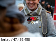 Мужчина в военной форме конца 19-го века во время проведения фестиваля "Усадьбы Москвы" в парке Останкино в атмосфере предновогодней Москвы XIX века, Россия. Редакционное фото, фотограф Николай Винокуров / Фотобанк Лори