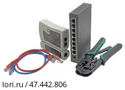 Роутер, кабельный тестер и соединительные кабели. Closeup of network cables connected to router on white. Стоковое фото, фотограф Татьяна Д / Фотобанк Лори