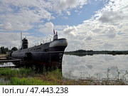 Музейный экспонат - подводная лодка Б-440, стоящая на вечной стоянке в городе Вытегре Вологодской области, и панорама Вытегорского озера (2024 год). Редакционное фото, фотограф Вера Смолянинова / Фотобанк Лори