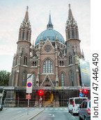 Vienna, Austria - August 13, 2018: Die Kirche Maria vom Siege The Church of Maria Victorious , Vienna, Austria. Roman Catholic Parish Church by Friedrich Schmidt. Ancient european gothic architecture. Редакционное фото, фотограф Mikhail Davidovich / Фотобанк Лори