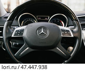 Novosibirsk, Russia -  March  23, 2024: Mercedes-Benz GL-class,  black car speedometer. Close up shot of the dashboard a car. Стоковое фото, фотограф Виталий Сова / Фотобанк Лори