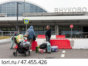 Город Москва, Аэропорт Внуково. Пассажиры с чемоданами. Редакционное фото, фотограф Игорь Низов / Фотобанк Лори