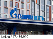 Крышная установка ПАО "Газпром нефть" на автозаправочной станции. Город Москва, Россия. Редакционное фото, фотограф Господин Никто / Фотобанк Лори