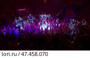 children dance in the circus arena. Стоковое видео, видеограф Алексей Сергеев / Фотобанк Лори