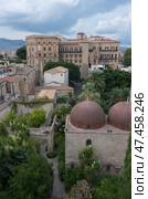 Знаменитые красные купола церкви Святого Иоанна Отшельника (San Giovanni degli Eremiti) и Нормандского дворца (Palazzo dei Normanni) - Палермо, Сицилия, Италия (2017 год). Стоковое фото, фотограф Дымов Игорь / Фотобанк Лори