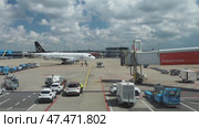 Ground crew working on commercial aircraft at Schiphol Airport, revealing aviation logistics through dynamic timelapse capturing airport operations (2024 год). Редакционное видео, видеограф Данил Руденко / Фотобанк Лори