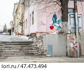 Старинное здание и граффити на улице города Пятигорска. Редакционное фото, фотограф Лариса Веселова / Фотобанк Лори