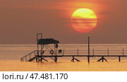 Sunrise over pier in sea. Стоковое видео, видеограф Михаил Коханчиков / Фотобанк Лори