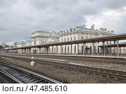 Старинное здание железнодорожного вокзала в Рыбинске. Ярославская область, Россия (2024 год). Стоковое фото, фотограф Елена Коромыслова / Фотобанк Лори