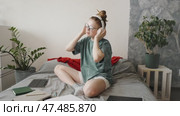 Teen girl writing daily goals in notebook, creating to-do list for day. Organized space with planner, markers, student listening to music on headphones during break, conscious self-development. Стоковое видео, видеограф Енваев Андрей / Фотобанк Лори