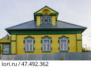 Uglich, Yaroslavl region, Russia, September 2, 2020: Old wooden house with carved wooden platbands on windows on Proletarian street. Редакционное фото, фотограф Алексей Антипов / Фотобанк Лори