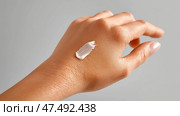 Female hand applying cream on arm for hydration and skin care in natural light. Рука нежно наносит увлажняющий крем на предплечье, демонстрируя внимание к уходу за кожей и ее увлажнению. Естественный свет подчеркивает гладкую текстуру кожи и крема. Стоковое AI-изображение, AI-художник Katsiaryna Repich / Фотобанк Лори