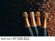 Бутылки шампанского со взрывом золотого конфетти для празднования Нового года и Дня рождения. Стоковое AI-изображение, AI-художник Анжелика Самсонова / Фотобанк Лори