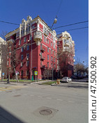 Жилой дом кооператива "Творчество" (1928—1948, архитектор Д. Д. Булгаков). Трехпрудный переулок, дом 8, Москва, Россия. Солнечное утро в апреле. Редакционное фото, фотограф Сергей Рыбин / Фотобанк Лори