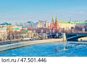 Здание Государственной думы, Four Seasons Hotel Moscow и башни московского Кремля. Зимний солнечный день. Москва. Редакционное фото, фотограф E. O. / Фотобанк Лори