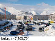 Автомобильная парковка горнолыжного курорта Большой Вудъявр солнечным мартовским днем. Кировск, Мурманская область. Редакционное фото, фотограф Виктор Карасев / Фотобанк Лори