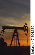 Working oil pumps silhouette against sunset. Стоковое видео, видеограф Михаил Коханчиков / Фотобанк Лори
