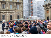 STOCKHOLM, SWEDEN - APRIL 30, 2018: The Royal Guard, spectators, people, tourists and journalists at the celebration of King Carl XVI Gustaf's 72nd birthday at the Royal Palace in Stockholm. Редакционное фото, фотограф Сергей Комаров / Фотобанк Лори