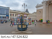 Распродажа книг возле станции метро «Комсомольская» и двух железнодорожных вокзалов - Ленинградского и Ярославского. Город Москва. Редакционное фото, фотограф Румянцева Наталия / Фотобанк Лори