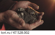 Coal Miner Holding Raw Black Coal in Weathered Hands. Стоковое видео, видеограф Илья Шаматура / Фотобанк Лори