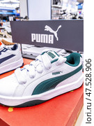 Новые стильные кроссовки Puma. Puma — немецкий бренд, который занимается маркетингом, дистрибуцией и лицензированием обуви и одежды. Редакционное фото, фотограф FotograFF / Фотобанк Лори