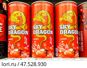 Пиво Sky Dragon lager. Консервированные алкогольные напитки и крепкие напитки. Сварено в Китае. Редакционное фото, фотограф FotograFF / Фотобанк Лори