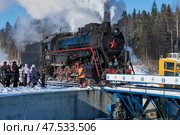 Паровоз Л-2351 (Лебедянка) подъезжает к поворотному кругу солнечным февральским днем. Станция "Горный парк Рускеала" Редакционное фото, фотограф Виктор Карасев / Фотобанк Лори