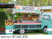 Lisse, Netherlands - April 17, 2019: Mobile bar minivan on wheels for selling snacks and smoothies in a Keukenhof park. Редакционное фото, фотограф Irina Kuchugurina/Gaudy / Фотобанк Лори