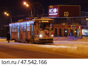 Трамвай Tatra T6B5-RA №2040, остановка "Свято-Михайловский собор", улица Карла Маркса, Ижевск, Удмуртия (2021 год). Редакционное фото, фотограф Алексей Иванов / Фотобанк Лори