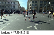 Болельщики на улице во время Московского марафона. Москва. Сентябрь. Fans on the street during the Moscow Marathon. Moscow. September. Редакционное видео, видеограф Горшков Александр / Фотобанк Лори