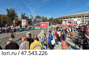 Болельщики наблюдают за финишем на Московском марафоне. Сентябрь. Fans watch the finish at the Moscow Marathon. September. Редакционное видео, видеограф Горшков Александр / Фотобанк Лори
