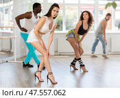 Female dancer practicing jazz-funk dance in studio with group. Стоковое фото, фотограф Яков Филимонов / Фотобанк Лори