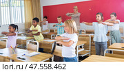 Gymnastics in classroom in elementary school. Стоковое фото, фотограф Яков Филимонов / Фотобанк Лори