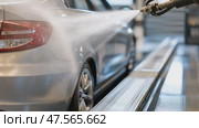 Automatic car wash system cleaning silver car. Стоковое AI-видео, аниматор Юрий Поздников / Фотобанк Лори
