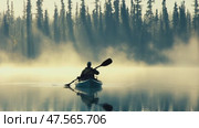 Kayaker paddling on misty lake at sunrise. Стоковое AI-видео, аниматор Юрий Поздников / Фотобанк Лори