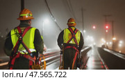 Maintenance workers walking on a bridge at night. Стоковое AI-видео, аниматор Юрий Поздников / Фотобанк Лори