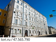 Улица Николоямская, дом 19, строение 1. Солнечный весенний день. Москва. Редакционное фото, фотограф E. O. / Фотобанк Лори