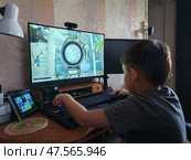 Ребенок играет в компьютерную игру. Редакционное фото, фотограф Владимир Зыбин / Фотобанк Лори