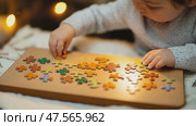 Toddler solving colorful wooden puzzle on cozy blanket. Стоковое AI-видео, аниматор Юрий Поздников / Фотобанк Лори