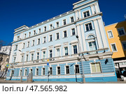 Улица Николоямская, дом 13, строение 1. Солнечный весенний день. Москва. Редакционное фото, фотограф E. O. / Фотобанк Лори