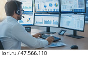 Stock market broker analyzing graphs on multiple computer screens. Стоковое AI-видео, аниматор Юрий Поздников / Фотобанк Лори