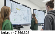 Engineering students analyzing technical drawings on interactive whiteboard. Стоковое AI-видео, аниматор Юрий Поздников / Фотобанк Лори