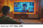 Young boy watching tv in cozy living room. Стоковое AI-видео, аниматор Юрий Поздников / Фотобанк Лори