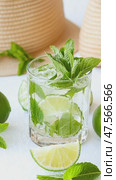 Refreshing mojito cocktail with lime, mint, and ice on white background. Стоковое AI-видео, аниматор Юрий Поздников / Фотобанк Лори