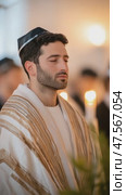 Jewish man praying with eyes closed in synagogue. Стоковое AI-видео, аниматор Юрий Поздников / Фотобанк Лори